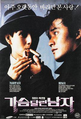 双清别墅庭院内的秋天池水与廊柱