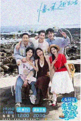 静翠湖水面的倒影与岸边彩叶