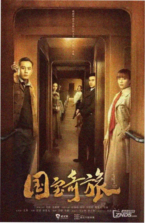 山脊步道上的行人剪影